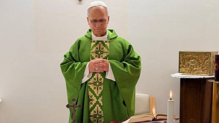 El Papa León XIV durante la celebración de una misa desde el hospital donde se recupera de la cirugía de pulmón.