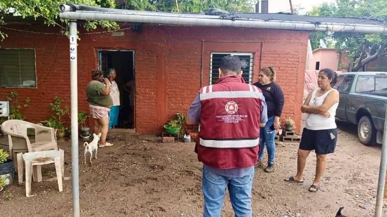 Personal de Protección Civil en Culiacán recorre zonas afectadas por lluvias en Costa Rica.