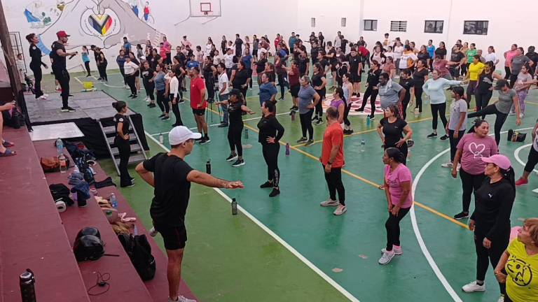 Alrededor de 300 personas asistieron a la activación física.