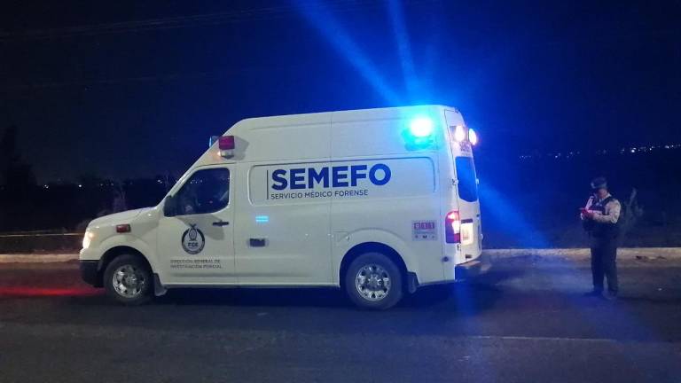 El Servicio Médico Forense acude al sitio donde fue encontrado un hombre asesinado en Culiacán.