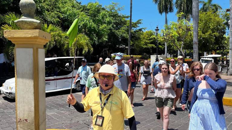 Turistas de cruceros recorren el Centro Histórico de Mazatlán.
