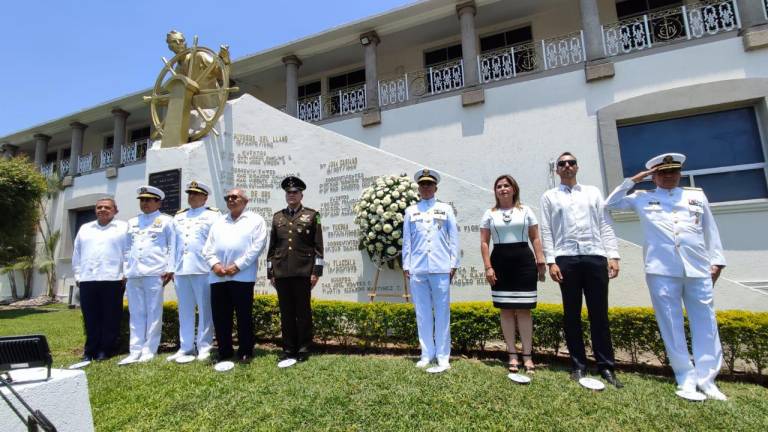 Mazatlán rinde tributo a los marinos mexicanos en su día