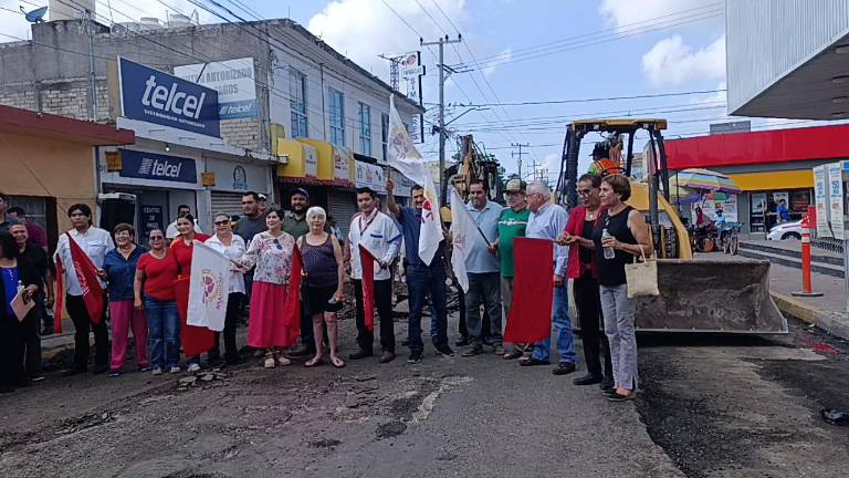 Banderazo de inicio de rehabilitación de tramo en la calle Francisco Pérez en Escuinapa.