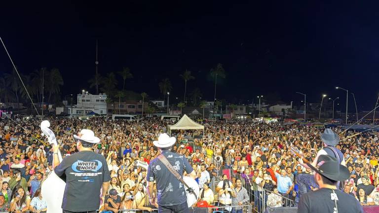 Turistas y locales disfrutan del Altata Pachanga Fest 2026, llenando el malecón de música y alegría.