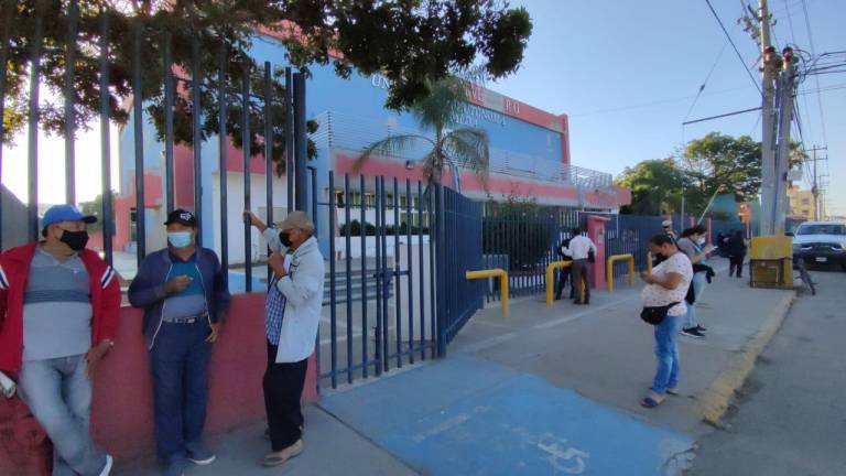 Poca gente se ve en el Polideportivo de la UAS en Mazatlán.