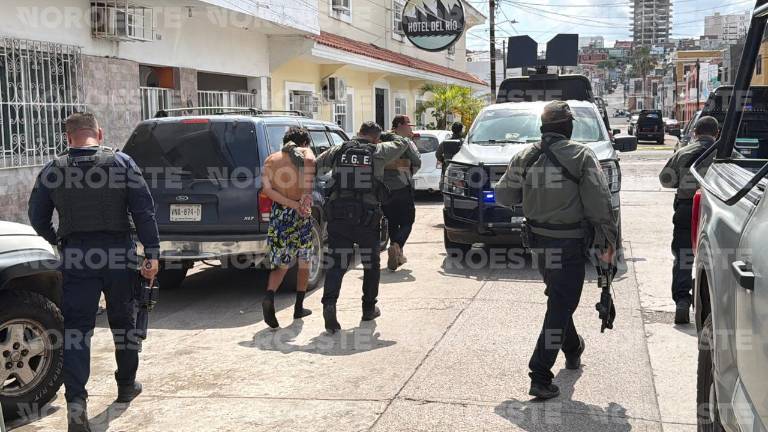 Elementos de seguridad desplegaron un operativo y detuvieron a un hombre tras un reporte de disparos en el Centro de Mazatlán.
