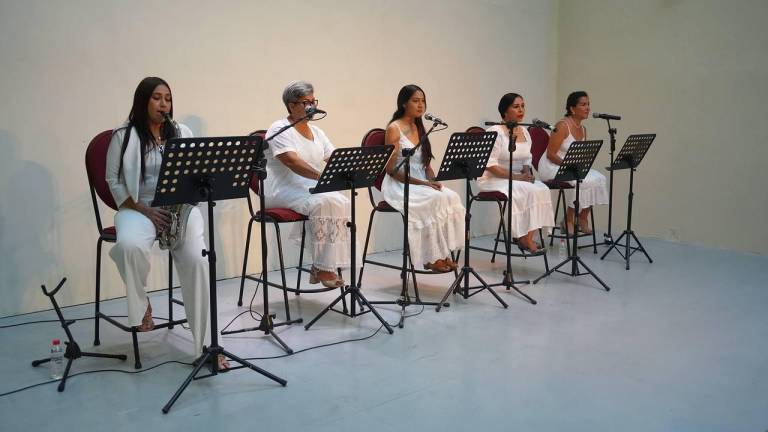 Mujeres creadoras participan en el recital poético.