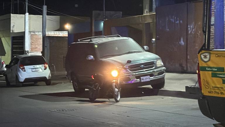 La motocicleta de la víctima quedó encendida en el sitio del ataque, que fue acordonado por autoridades.