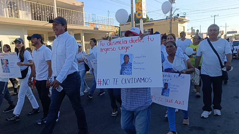 Familiares, amigos y compañeros participaron en la marcha.