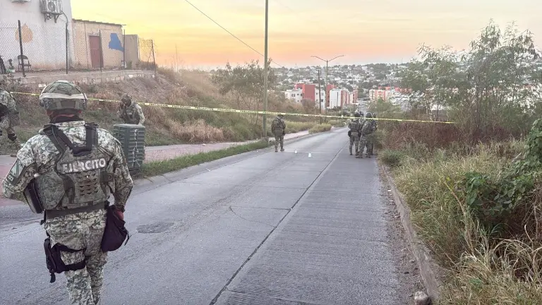 Elementos del Ejército Mexicano resguardaron la zona donde un hombre fue asesinado a balazos en el fraccionamiento San Isidro.