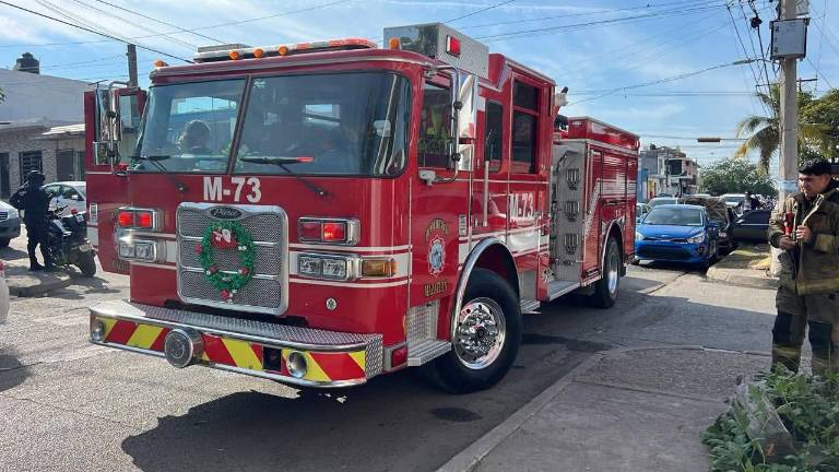Bomberos de Mazatlán atendieron durante Navidad incendios en viviendas y lotes baldíos, además del rescate de un perro.