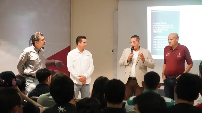 El olímpico René Bueno fue el encargado de impartir la clínica.