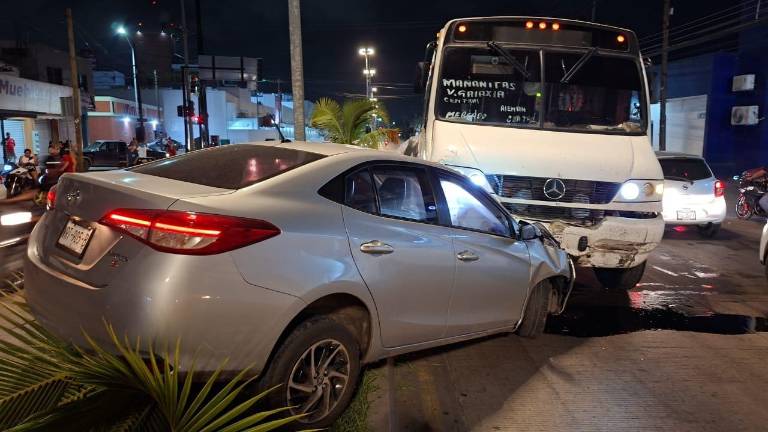 El accidente en el cruce de la avenida Gabriel Leyva y calle Pedro Infante, donde un camión urbano chocó con dos automóviles, se registró la noche del viernes.