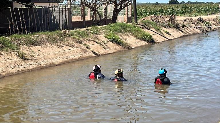 Bomberos de Navolato realizan labores de rastreo en el canal de Otameto para localizar a Mario “N”.