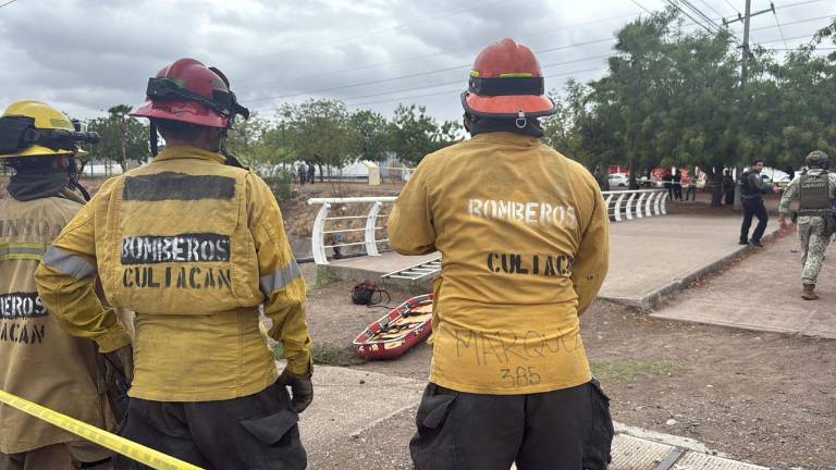 Bomberos de Culiacán realizaron maniobras para recuperar el cuerpo localizado este domingo en un canal pluvial del sector oriente.