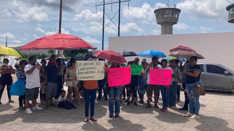 Un grupo de alrededor de 70 personas apoyaron a Inés “S” con cartulinas y mensajes.
