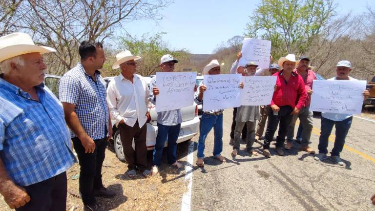 Los manifestantes a la espera del Presidente.