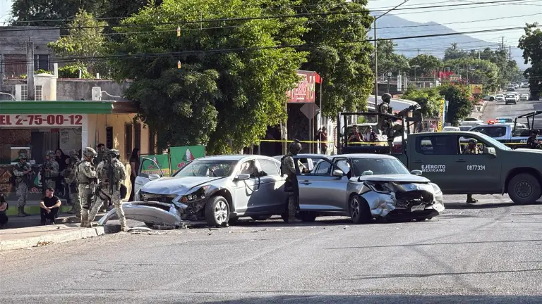 Tres vehículos resultaron dañados tras la persecución y balacera registrada este sábado en la colonia Rafael Buelna.