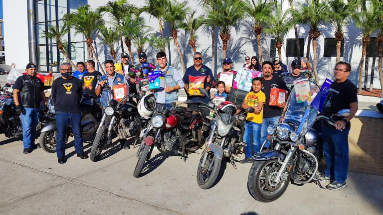Integrantes del motoclub Dragones llevan regalos al albergue Una gota en el océano.