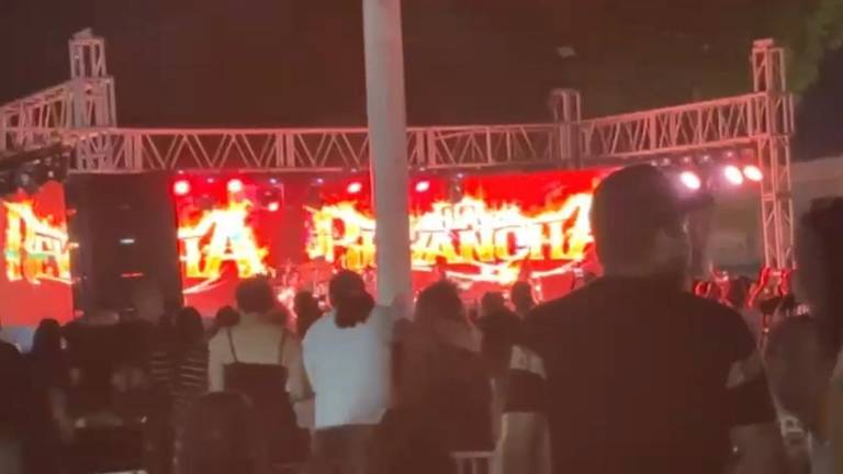 Asistentes corren tras alerta de hombres armados durante cierre de campaña en la sindicatura de Aguaruto.