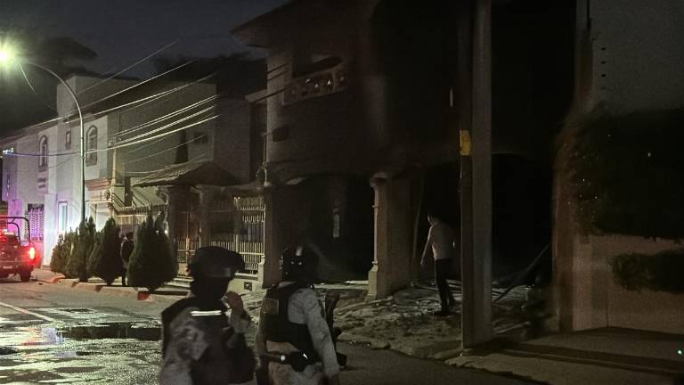 Elementos de Bomberos de Culiacán sofocaron el incendio provocado en una vivienda de la colonia Chapultepec, mientras autoridades resguardaban el área.