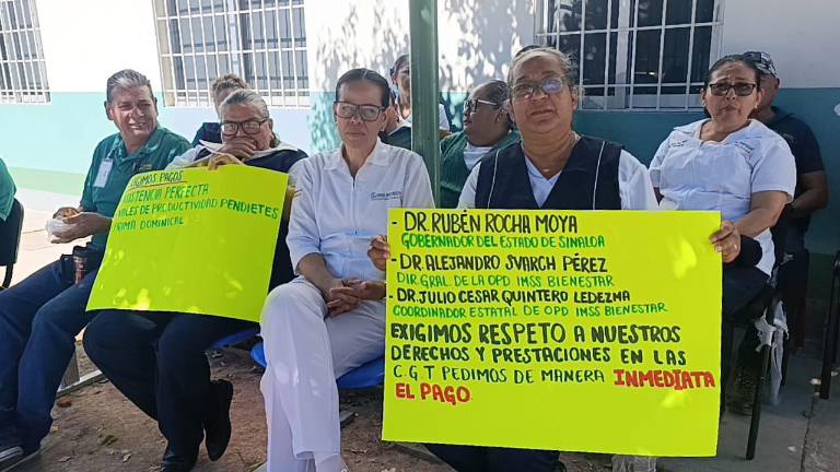 Personal del Centro de Salud de Escuinapa, transferido al IMSS Bienestar, exige una solución a las autoridades ante la falta de pago de algunas de sus prestaciones.