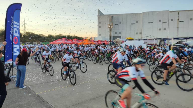 Miles de ciclistas realizan una de las dos rutas que comprenden el Ciclotour Mazatlán 2021.