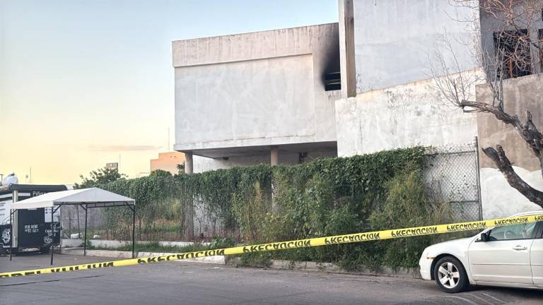 Bomberos Culiacán rescataron a un perro que permanecía atrapado en el segundo piso de la vivienda incendiada.
