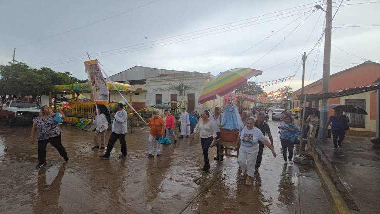 Los peregrinos recorrieron la calle principal hasta llegar al templo.