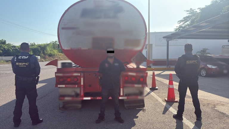 El tractocamión fue asegurado en la caseta Durango-Villa Unión; transportaba combustible sin acreditar.