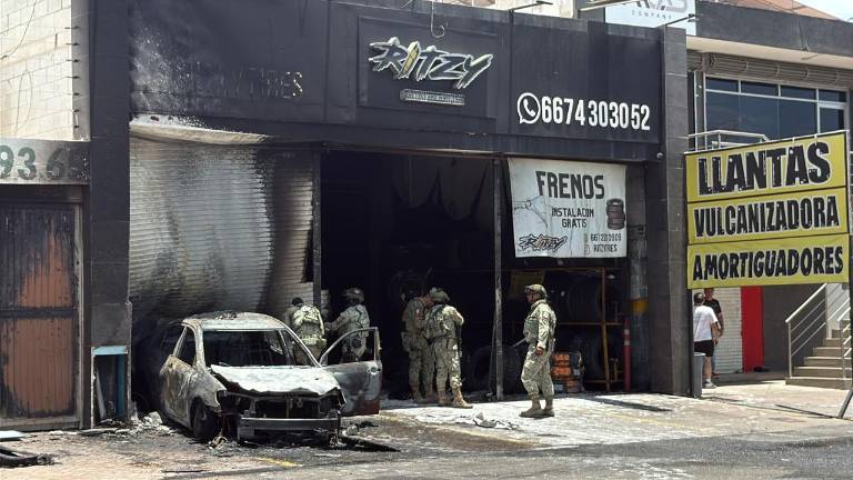 Elementos de seguridad y bomberos atendieron el incendio en una llantera ubicada en el sector Pradera Dorada, al norte de Culiacán.