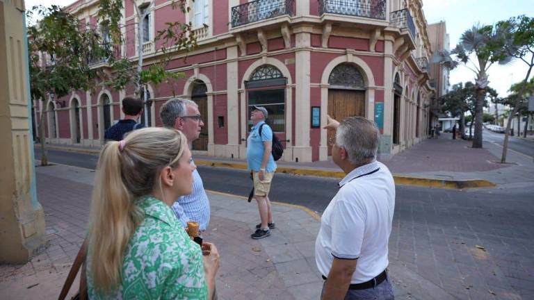 El Cronista Oficial de Mazatlán, Enrique Vega Ayala, realizó un recorrido con la comitiva de Hamm, Alemania, a quien le explicó la historia del Centro