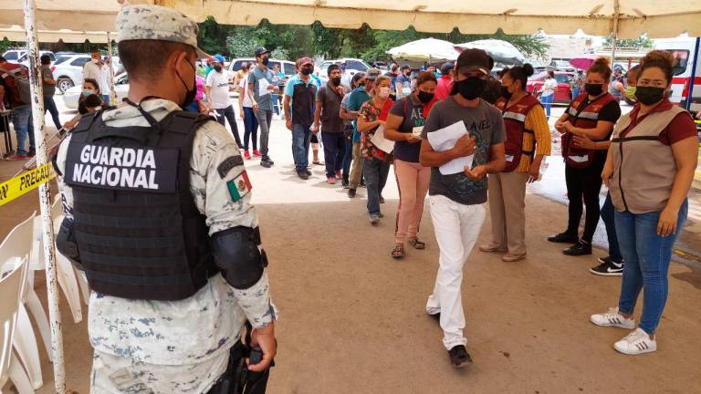 Jóvenes de Guasave acuden en masa a vacunarse y provocan aglomeraciones