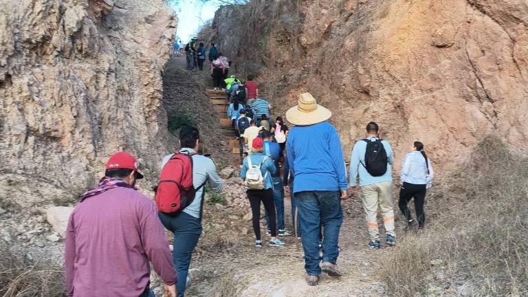Grupo de excursionistas participa en la Ruta Totorame en el Cerro del Mirador de Cortez, como parte de las actividades de senderismo en Chametla.