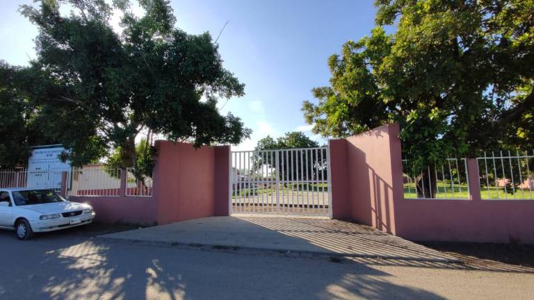 Escuela Primaria Margarita Maza de Juáre,z, en el poblado de El Zapote, al sur de Mazatlán, está cerrada por falta de aires acondicionados o abanicos.