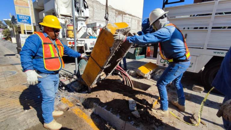 Repone CFE transformador dañado en accidente en Mazatlán y se forma caos vial en la Zona Dorada