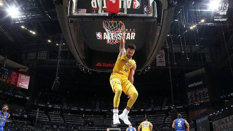 Stephen Curry en una clavada.