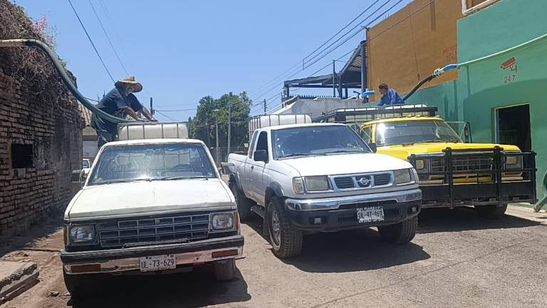 Vehículos con tinacos se surten de agua de pozos para venderlas en domicilios de Escuinapa.
