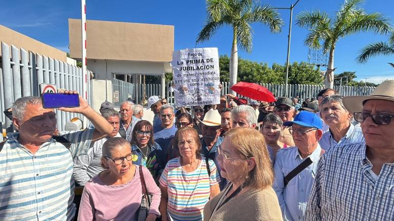 Jubilados de la UAS vuelven a manifestarse en el Congreso de Sinaloa, en donde les negaron el acceso.