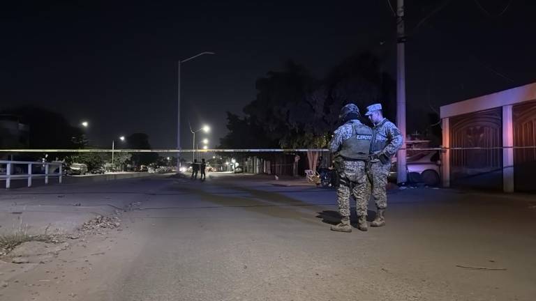 Los dos hombres fueron atacados a balazos mientras convivían frente a una vivienda en el sector Chulavista; uno está estable y el otro permanece grave.