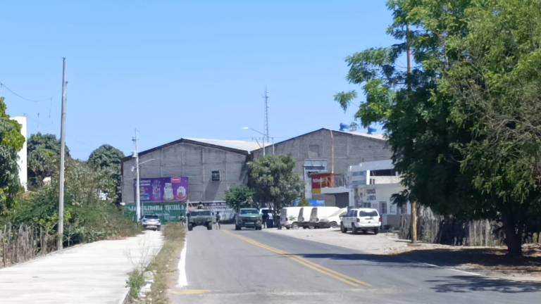 Elementos federales resguardaron el Hospital IMSS Bienestar en Escuinapa, mientras un helicóptero sobrevoló la zona tras un presunto enfrentamiento armado.
