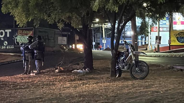Elementos del Ejército y personal de la Fiscalía realizaron un operativo tras la agresión armada en la colonia Independencia este jueves.