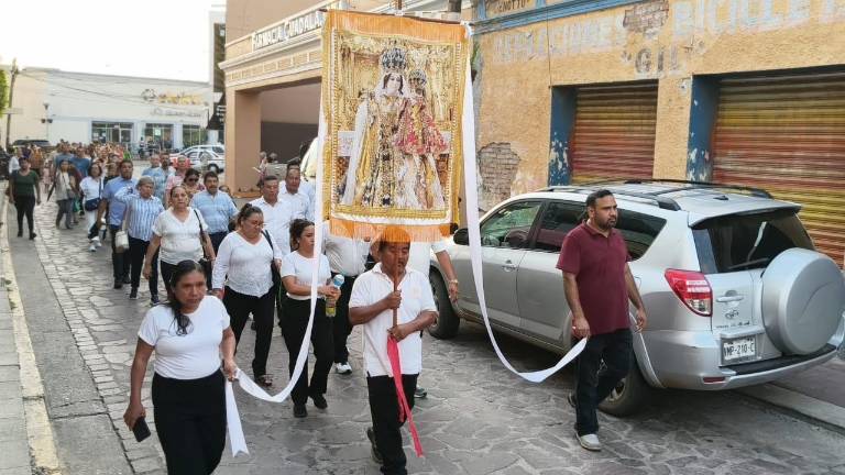 Un grupo de personas participó en la procesión.