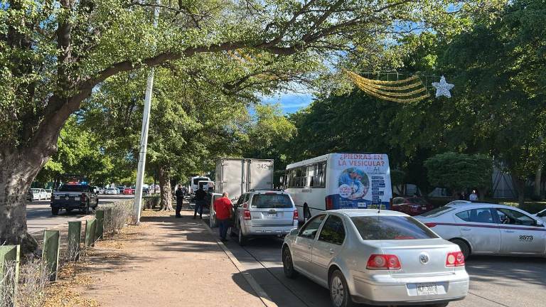 Bloqueo en la Avenida Insurgentes, en Palacio de Gobierno, de parte de comuneros de la Presa Santa María.