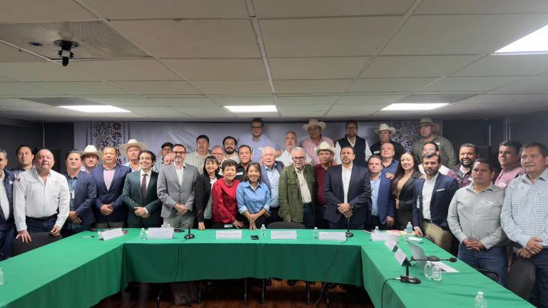 Reunión de representantes agrícolas de Sinaloa con autoridades federales y estatales.