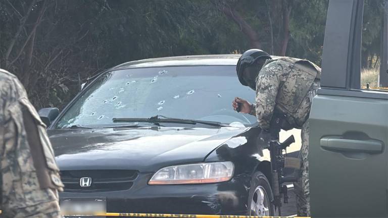 Dos policías municipales fueron asesinados cuando circulaban en un vehículo la tarde de este sábado.
