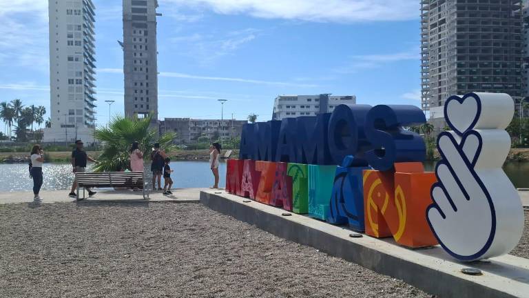 Familias aprovechan las nuevas instalaciones para tomarse fotos.