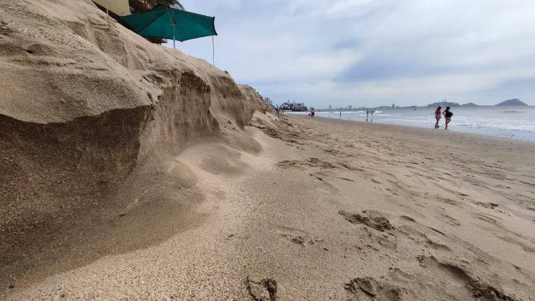 Más de un metro de altura se observa la ersión de la zona costera de Mazatlán.