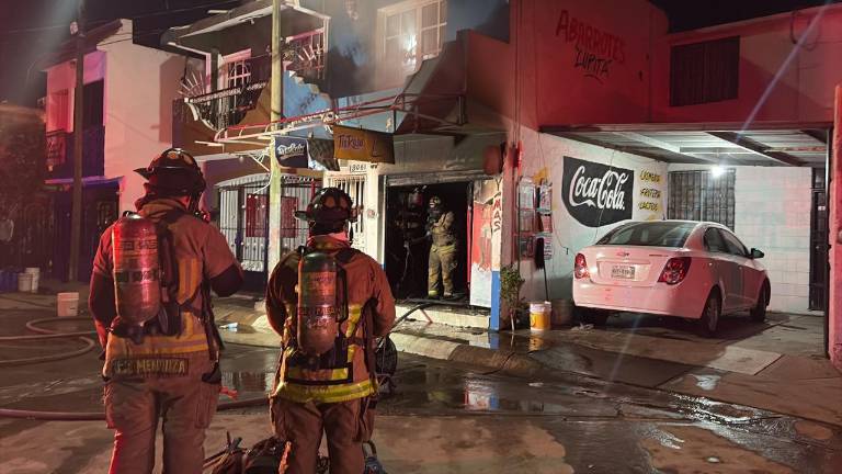 Bomberos trabajaron en el control del incendio registrado este sábado en una tienda de abarrotes del Infonavit La Foresta.