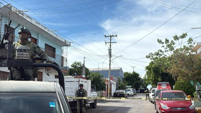 Elementos de seguridad acordonaron la zona en Los Huizaches donde Héctor Luciano fue atacado a balazos dentro de su domicilio.